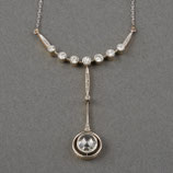 Platina en 14 karaat geelgouden negligé hanger bezet met diamanten aan witgouden collier, Art Deco.