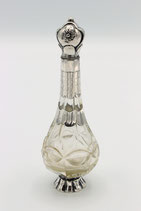 Hollands kristallen parfumflesje met zilveren dop en montuur op zilveren voet, ca.1880.