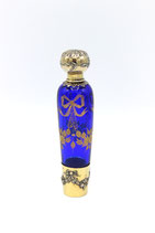 Blauw kristallen drankflacon met gouden versieringen en verguld zilveren dop en drinkbekertje, Frankrijk ca.1910.