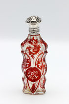 Boheems kristallen parfumflesje met Hollands bewerkt zilveren dop, ca.1880.