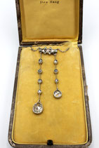 Art Deco platina negligé-hanger bezet met roosdiamanten aan 18 karaat witgouden collier.