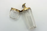 Hollands kristallen parfumflesje met 14 karaat gouden montuur en gouden vogel als stopje, ca.1870.