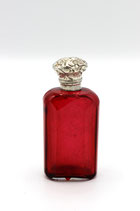 Rood kristallen parfumflesje met Engels zilveren dop, ca.1890.