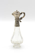 Hollands kristallen parfumflesje kannetje met zilveren dop, ca.1860.