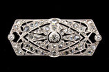 Art Deco ajour bewerkte platina broche met oudslijpsel en roosdiamanten, ca.2.5ct. Frankrijk ca.1925.