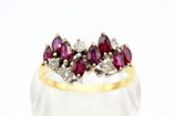 18 Karaat gouden fantasie ring bezet met robijnen en diamanten, ca.0.15 ct.