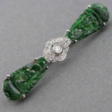 Art Deco platina strik broche bezet met jade en diamanten, ca.0.35 ct.