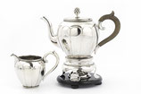 2-Delig bolvormig zilveren theeservies,  theepotje en melkkan 1889 en zilveren theelichtje 1878, A.Bonebakker, Amsterdam.