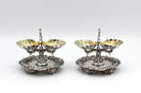 Paar Frans zilveren zoutvaatjes, dubbel model met vergulde schelpen in Louis XV stijl, 19e eeuw.