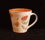 Taza con flores y abejas