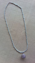 Collar madreperla azul con colgante guarda secretos