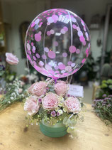 Sombrerera con globo repleta de rosas y flor de temporada