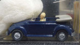 VW Käfer Cabrio mit Figuren  stahlblau