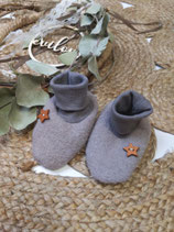 Walkpuschen Walkschuhe beigegrau Knopf Stern