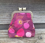 porte-monnaie rétro en tissu violet avec des framboises, fermoir métallique bronze