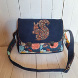 grande besace cartable pour femme en faux cuir bleu marine, tissu avec fleurs et fougères, broderie écureuil