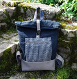 grand sac à dos pour homme  en toile bleu marine et  similicuir taupe clair effet suédé avec des bretelles réglables