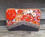 portefeuille femme fermeture zippée en faux cuir anthacite et tissu avec fleurs oranges et jaunes