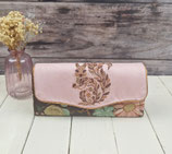 grand portefeuille brodé pour femme en suédine rose et tissu marron fleuri, broderie écureuil