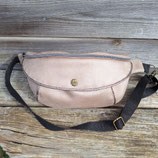 grand sac banane femme en faux cuir taupe et tissu beige avec des papillons