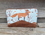 portefeuille zippé pour femme taille moyenne en tissu bleu ciel avec renard et raton laveur, faux cuir camel