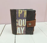 portefeuille compact homme en faux cuir marron et tissu imprimé inscription vintage,  3 volets