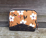 Mini portefeuille zippé pour femme en tissu ocre avec des fleurs, liège noir et doré