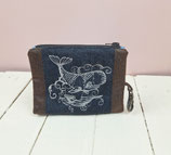 Petit porte-monnaie homme , broderie baleine, faux cuir marron, tissu imprimé maritime, jeans bleu, porte-clés mousqueton