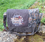Grande besace homme, sac à bandoulière , faux-cuir anthracite, toile de coton grise, broderie locomotive à vapeur, sacoche ordinateur