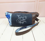trousse de toilette brodée pour homme, taille moyenne, faux cuir marron, jeans bleu, broderie baleine