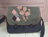 grande besace cartable pour femme en faux cuir taupe, velours côtelé aubergine, tissu Liberty fleuri, broderie fleurs
