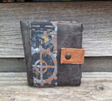Portefeuille compact homme, faux cuir anthracite,tissu gris foncé avec des rouages, 3 volets