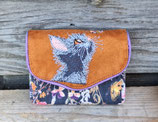 porte-monnaie accordéon brodé pour femme en tissu bleu marine et suédine caramel broderie chat