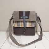 besace originale pour homme en faux cuir taupe, velours marron et tissu tartan à carreaux beige, couleurs naturelles