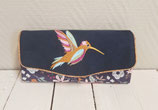 grand portefeuille brodé pour femme en faux cuir bleu marine et tissu fleuri, broderie colibri, 12 porte-cartes