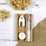 Deko Geschenkset – Stabkerze, Kerzenhalter & Mini Häuschen in Holzbox
