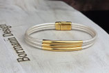 Handgefertigtes Lederarmband in Metallic-Weiß mit Gold-Details