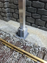 Mastsockel mit Nivelierplatte im Betondesign mit Grundplatte