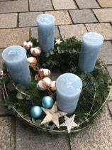 Adventskranz mit eisblauen Kerzen, Durchmesser ca. 46 cm