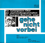 Der Gefangenen-Chor der Justizvollzugsanstalten St.Georgen-Bayreuth sing: Gehe nicht vorbei