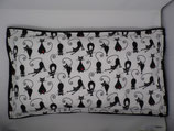 Raschelkissen mit  schwarzen Yoga Katzen und Herz, Baumwolle, Rückseite Fleece schwarz, 68x37 cm