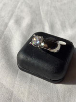 Bague en métal argenté avec pierre type zircon – taille 17