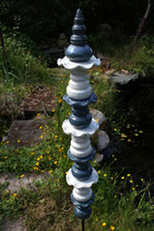 Keramikstele weiss und blau mit blauer verschnörkelter Spitze