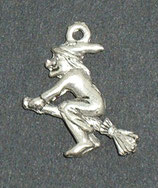 Ciondolo Strega su Scopa