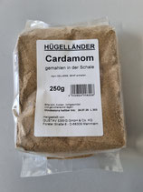 Cardamom gemahlen in der Schale