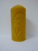 Stumpenkerze mit Blume und Bienenmotiv gegossen