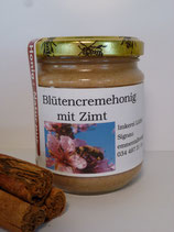 Blütencremehonig mit Zimt.