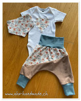 Kleiderset "Blumen blau/petrol hell" Grösse 56/62 (Body 56)