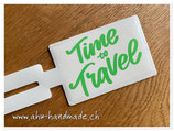 Kofferbeschriftung weiss "Time to travel" in grün