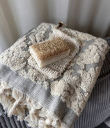 SEYA BEAUTY SET LUFFA NATURAL SOAP und HANDTUCH ORNAMENTE